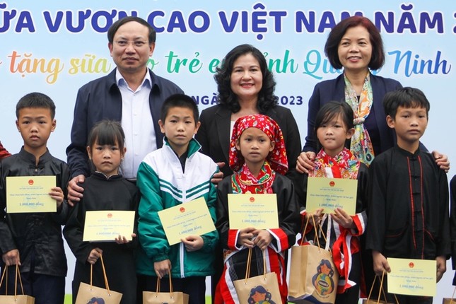 Vinamilk & quỹ sữa vươn cao Việt Nam khởi động hành trình năm thứ 16 tại Quảng Ninh ảnh 3