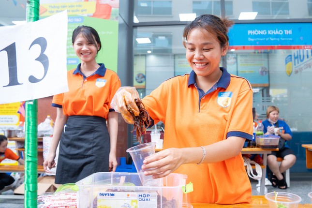 Sinh viên Ngôn ngữ Trung Quốc HUTECH 'hô biến' sân trường ngày không gian văn hóa ẩm thực ảnh 3