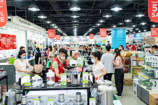 Sắm hè hứng khởi cùng loạt ưu đãi “deal chồng deal” hấp dẫn chỉ có tại Vincom Red Sale 2023 ảnh 1