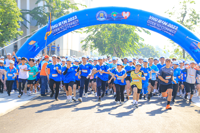 ĐH Văn Hiến tổ chức Giải chạy bộ 'VHU Run 2023 – Code to Connect' nhân kỷ niệm 26 năm thành lập ảnh 1