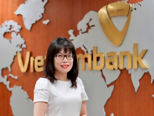 Vietcombank khuyến khích khách hàng sớm chuyển đổi thẻ từ sang thẻ chip ảnh 1