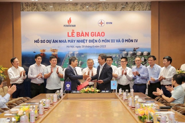 Petrovietnam tiếp nhận bàn giao hồ sơ Dự án Nhà máy Nhiệt điện Ô Môn III và Ô Môn IV ảnh 3