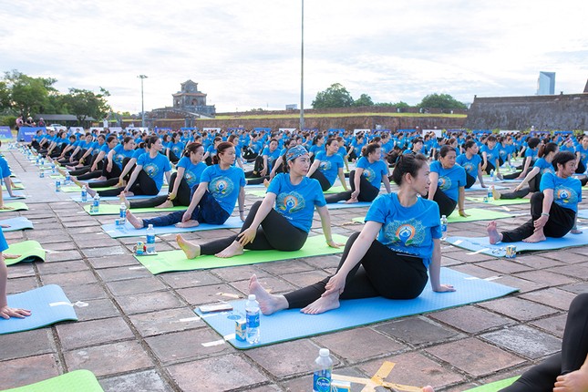 Độc lạ màn đồng diễn Yoga xếp hình chiếc khánh ảnh 6