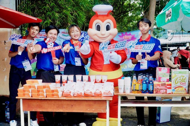 Jollibee Việt Nam cảm ơn những tình nguyện viên đã tiếp sức cùng sĩ tử tự tin vượt qua mùa thi ảnh 1