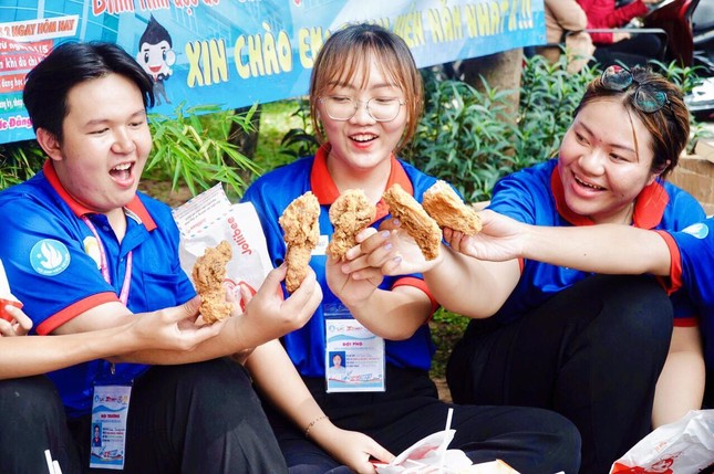 Jollibee Việt Nam cảm ơn những tình nguyện viên đã tiếp sức cùng sĩ tử tự tin vượt qua mùa thi ảnh 3