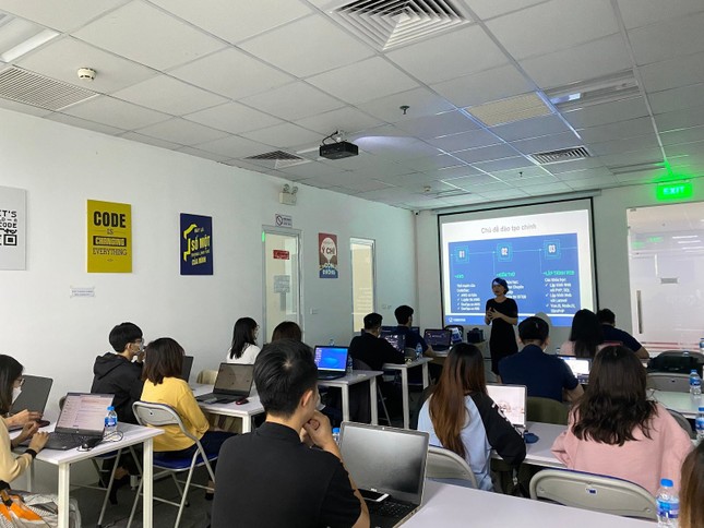 CodeStar Academy được vinh danh tại giải thưởng Sao Khuê 2023 ảnh 2
