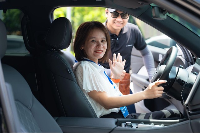 VF 6, VF 7 gây ấn tượng mạnh với người dân Hải Phòng tại triển lãm 'VinFast - Vì tương lai xanh' ảnh 8