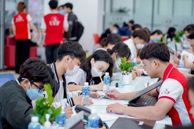 Nhiều thí sinh có cơ hội nhận học bổng 100% của UEF sau khi biết điểm thi THPT ảnh 2