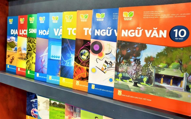 Kịp thời đưa sách giáo khoa đón năm học mới ảnh 1