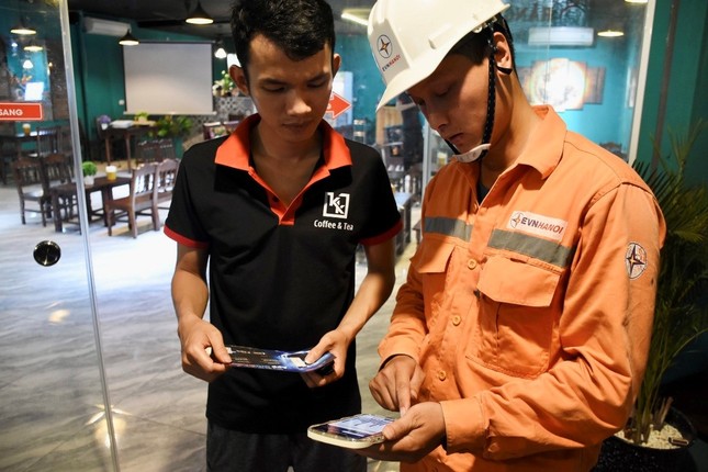 EVNHANOI ứng dụng CNTT vào hoạt động, đáp ứng nhu cầu về phát triển dịch vụ điện điện tử ảnh 2