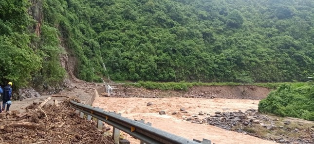 Mưa lũ, sạt lở làm 8.484 khách hàng tại các tỉnh Tây Bắc bị gián đoạn cung cấp điện ảnh 5