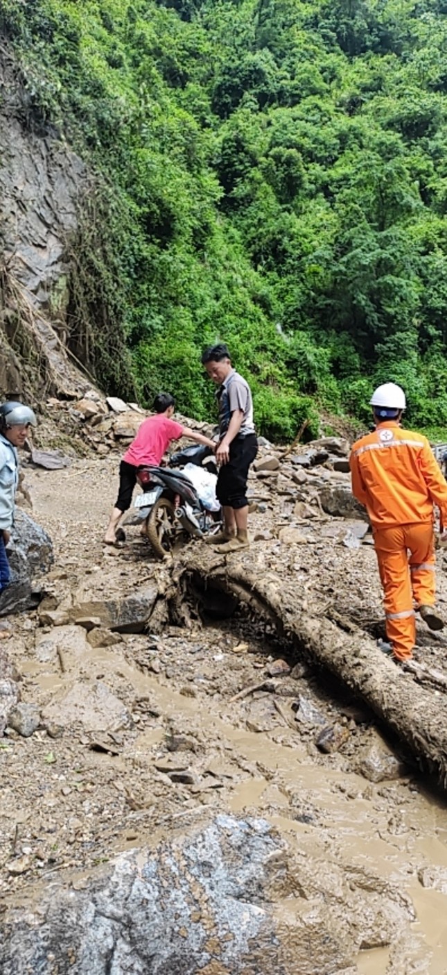 Mưa lũ, sạt lở đất ở nhiều địa phương, gây ảnh hưởng nặng đến việc cung cấp điện ảnh 1