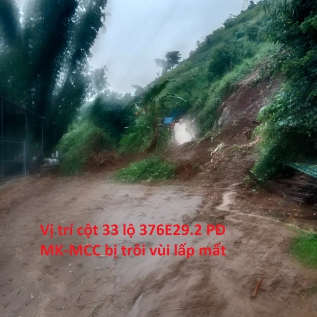 Mưa lũ, sạt lở đất ở nhiều địa phương, gây ảnh hưởng nặng đến việc cung cấp điện ảnh 2