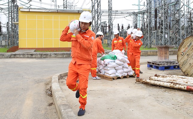 Chủ động các phương án để giữ vững an ninh truyền tải điện trước diễn biến của mưa lũ, sạt lở đất ảnh 2