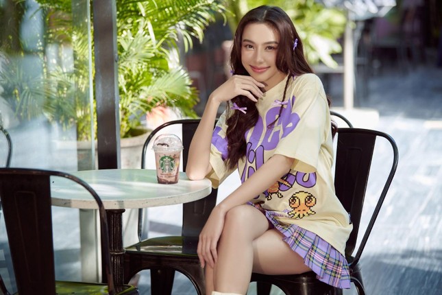 Hoa hậu Thùy Tiên trẻ trung, ngọt ngào trong BST áo phông của ECOCHIC ảnh 1