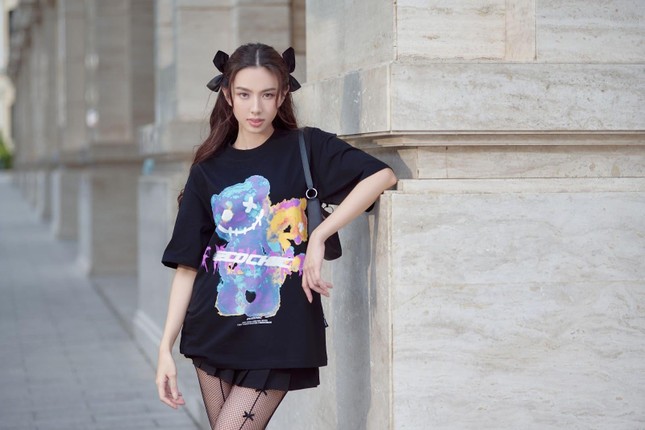 Hoa hậu Thùy Tiên trẻ trung, ngọt ngào trong BST áo phông của ECOCHIC ảnh 3