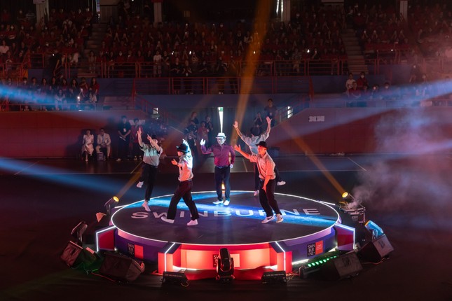Giám đốc Swinburne Việt Nam gây sốt khi hoá thành dancer trong tiết mục "Fly to the moon" ảnh 1