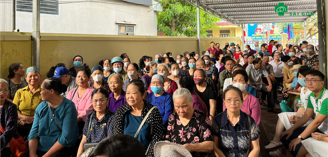 Bệnh viện Mắt Sài Gòn Hà Nội khám và phát thuốc cho gần 1000 người dân tại TP Hà Giang ảnh 2