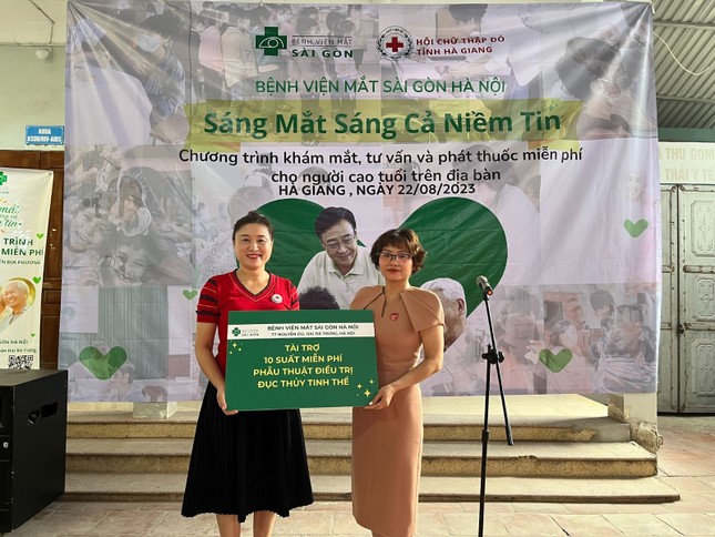 Bệnh viện Mắt Sài Gòn Hà Nội khám và phát thuốc cho gần 1000 người dân tại TP Hà Giang ảnh 3