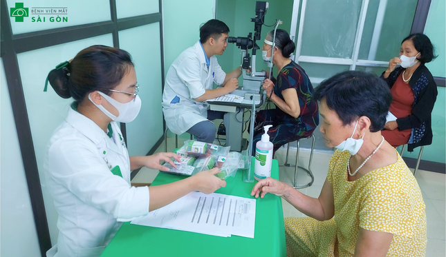 Bệnh viện Mắt Sài Gòn Hà Nội khám và phát thuốc cho gần 1000 người dân tại TP Hà Giang ảnh 4