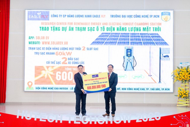 Doanh nghiệp tài trợ trạm sạc ô tô điện 600 triệu cùng nhiều suất học bổng cho sinh viên HUTECH ảnh 1