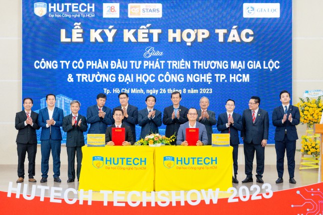 Doanh nghiệp tài trợ trạm sạc ô tô điện 600 triệu cùng nhiều suất học bổng cho sinh viên HUTECH ảnh 2