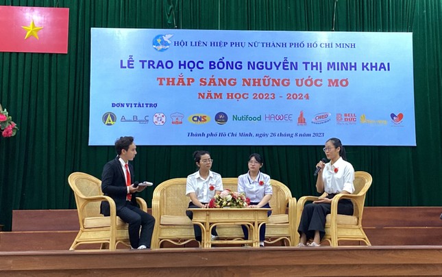 Nutifood tiếp sức cho học sinh, sinh viên nghèo thực hiện mơ ước đến trường ảnh 2