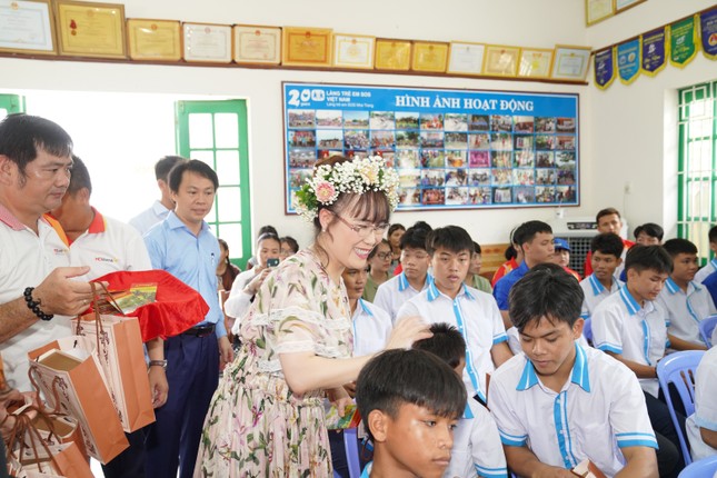 Chủ tịch Vietjet thăm làng SOS dịp 2/9 ảnh 3