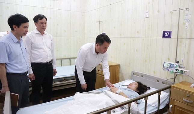 BHXH Việt Nam thăm hỏi người bị thương trong vụ cháy chung cư ở Hà Nội ảnh 2