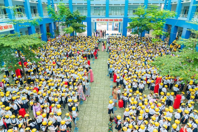  Thiso Retail trao 6.500 mũ bảo hiểm đạt chuẩn cho học sinh quận Gò Vấp và Tân Bình ảnh 1