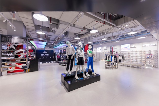 Foot Locker chính thức mở cửa hàng đầu tiên tại Hà Nội ảnh 2