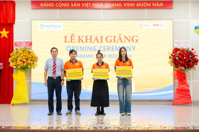 HUTECH trao hàng trăm suất học bổng với tổng trị giá hơn 5 tỷ đồng ảnh 1