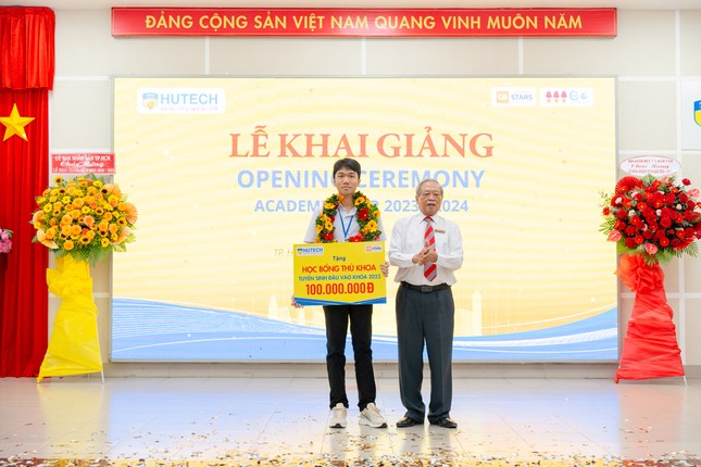 HUTECH trao hàng trăm suất học bổng với tổng trị giá hơn 5 tỷ đồng ảnh 2