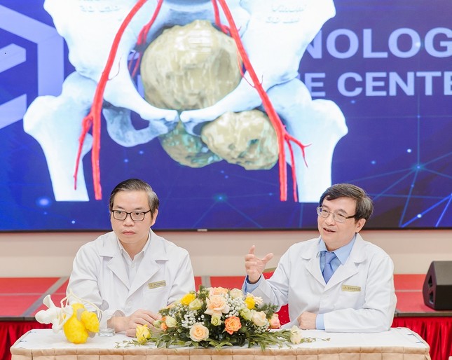 Chàng trai trẻ vượt 'cửa tử' sau ca phẫu thuật khối u xương khổng lồ cực hiếm gặp ảnh 1