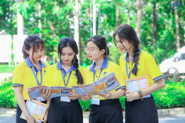Trường ĐH Mở TP.HCM cấp nhiều học bổng cho sinh viên ảnh 2