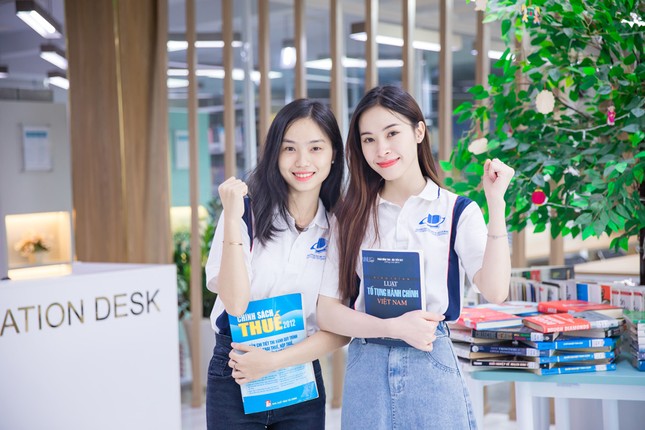 Trường ĐH Mở TP.HCM cấp nhiều học bổng cho sinh viên ảnh 1