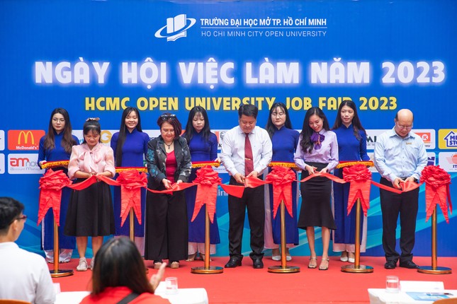 Trường ĐH Mở TP.HCM cấp nhiều học bổng cho sinh viên ảnh 3