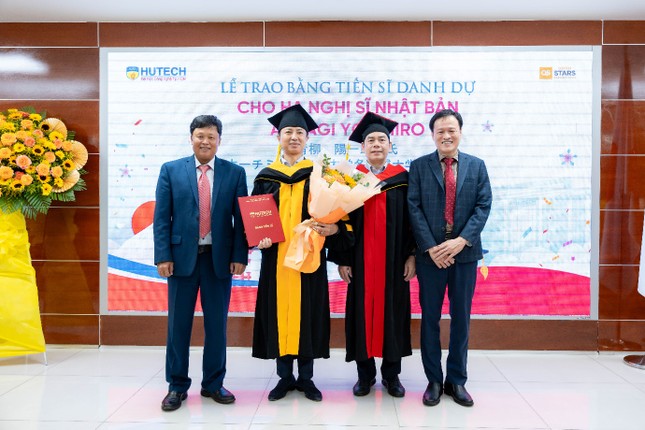 HUTECH trao bằng Tiến sĩ danh dự cho Hạ nghị sĩ Nhật Bản Aoyagi Yoichiro ảnh 1