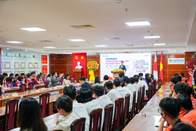 HUTECH trao bằng Tiến sĩ danh dự cho Hạ nghị sĩ Nhật Bản Aoyagi Yoichiro ảnh 2