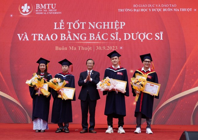 Trường ĐH Y Dược Buôn Ma Thuột trao bằng cho 277 tân dược sĩ, bác sĩ ảnh 2