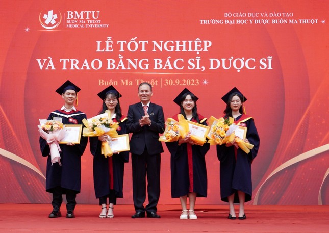 Trường ĐH Y Dược Buôn Ma Thuột trao bằng cho 277 tân dược sĩ, bác sĩ ảnh 3