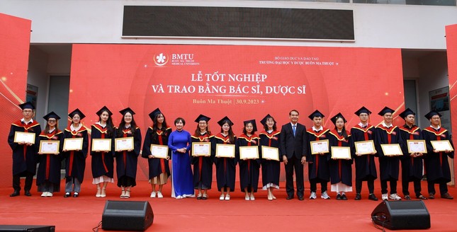 Trường ĐH Y Dược Buôn Ma Thuột trao bằng cho 277 tân dược sĩ, bác sĩ ảnh 4