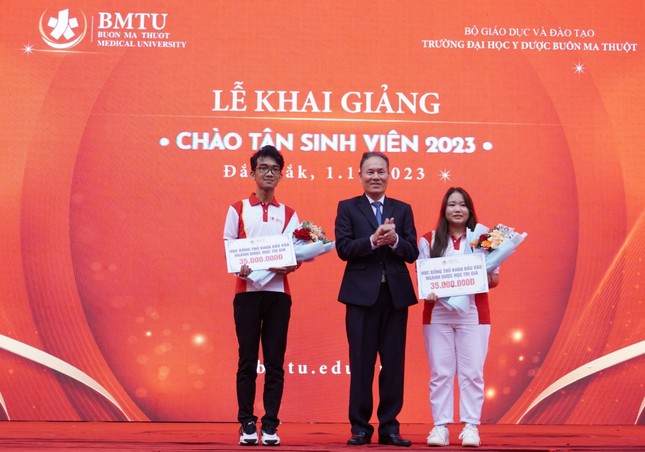 Sinh viên hạnh phúc nhận học bổng trong ngày khai giảng ảnh 1