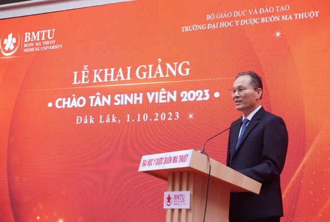 Sinh viên hạnh phúc nhận học bổng trong ngày khai giảng ảnh 2