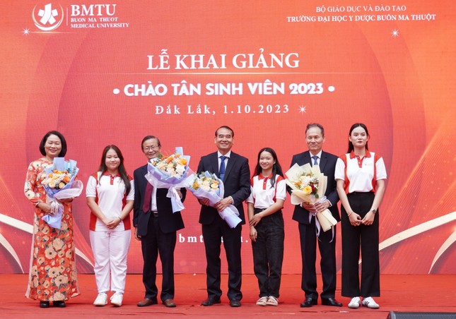 Sinh viên hạnh phúc nhận học bổng trong ngày khai giảng ảnh 3