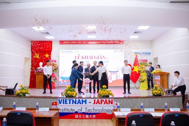 HUTECH tưng bừng khai giảng Chương trình Việt - Nhật năm học 2023-2024 ảnh 1