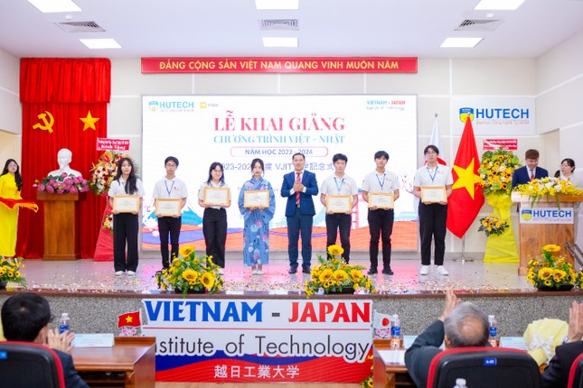 HUTECH tưng bừng khai giảng Chương trình Việt - Nhật năm học 2023-2024 ảnh 2