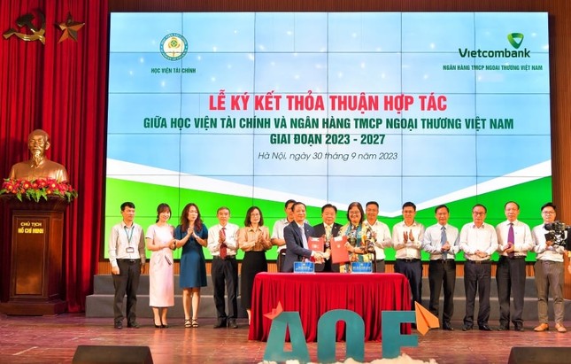 Vietcombank ký hợp tác và trao tặng 1 tỷ đồng học bổng cho sinh viên xuất sắc Học viện Tài chính ảnh 1