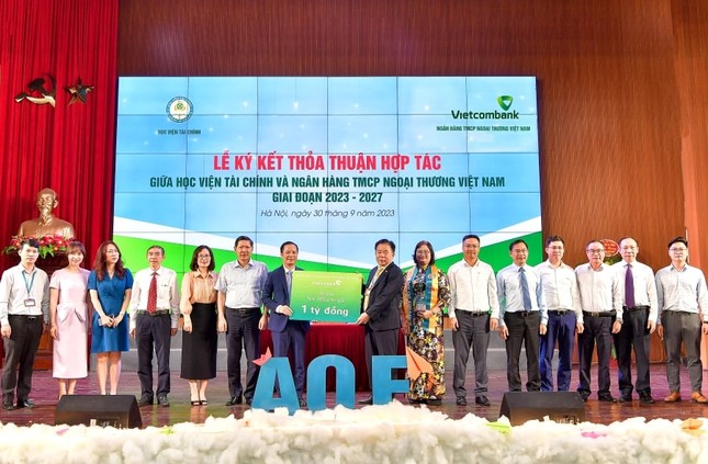 Vietcombank ký hợp tác và trao tặng 1 tỷ đồng học bổng cho sinh viên xuất sắc Học viện Tài chính ảnh 2