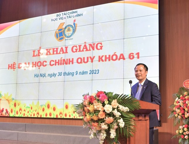 Vietcombank ký hợp tác và trao tặng 1 tỷ đồng học bổng cho sinh viên xuất sắc Học viện Tài chính ảnh 3